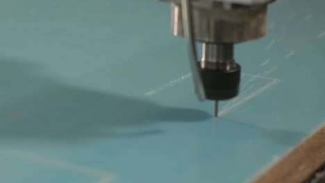 máquina de corte cnc en el trabajo, corte de hojas de plástico acrílico. producción de carteles publicitarios