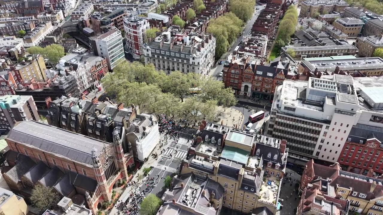 ロンドンのスローン・スクエアで行われたイランを支持するデモの空撮。