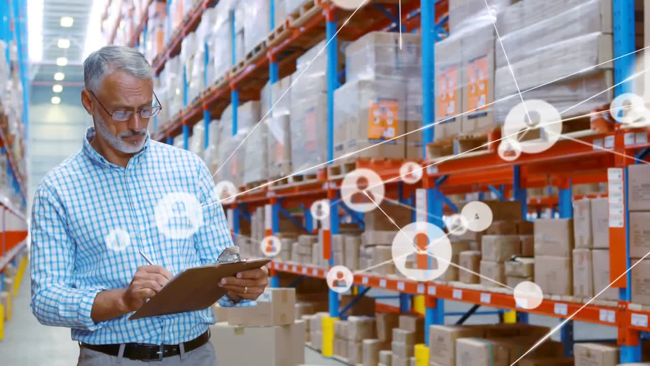Animation eines Verbindungsnetzwerks über einem Mann, der in einem Lager arbeitet.