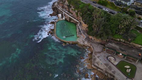Aerial-View-Of-Oceanside-Rock-Pool-Of-Bronte-Bath-At-Bronte-Beach,-New-South-Wales,-Australia