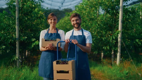 Unternehmerpaar-Hält-Erntekirschenkiste-In-Moderner-Landwirtschaftsplantage.