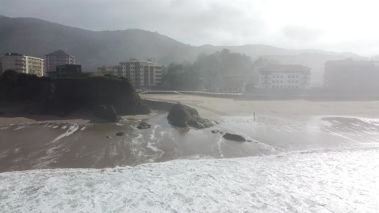 안개 낀 날 바스크 지방 바키오 해변의 공중 무인 항공기 전망