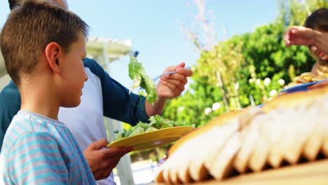 comiendo en familia en el jardín de la casa