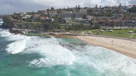 Wellen,-Die-Auf-Felsvorsprünge-Am-Strand-Von-Bronte-In-Der-Nähe-Von-Bronte-Baths-Spritzen