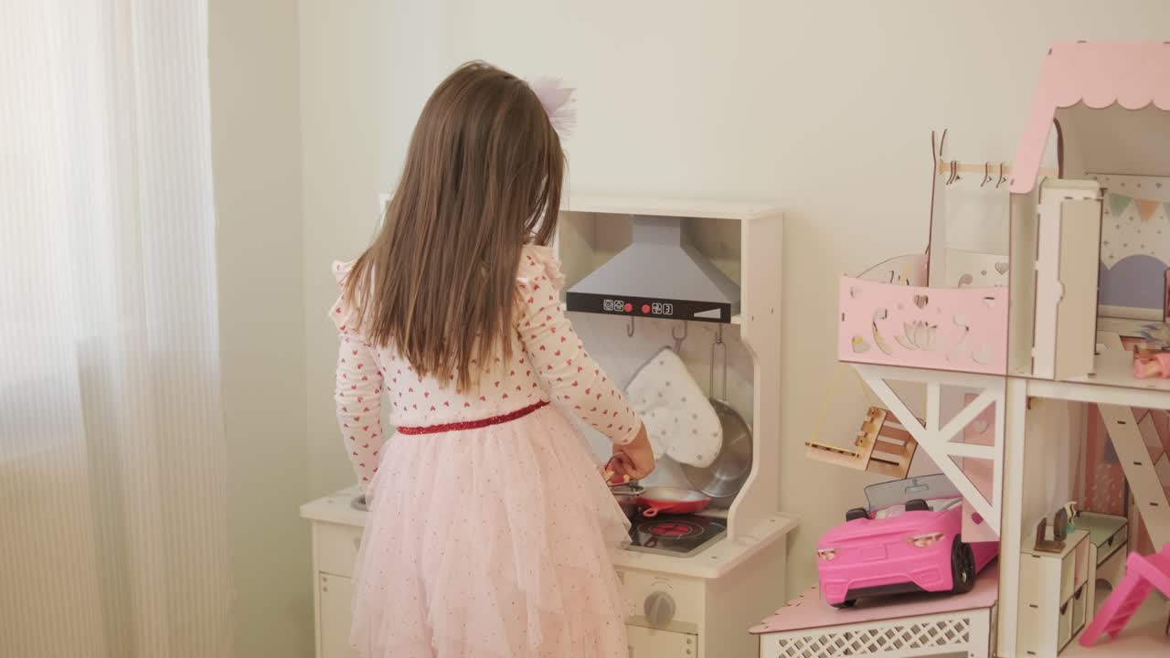 niña jugando en la sala de juegos con un vestido bonito