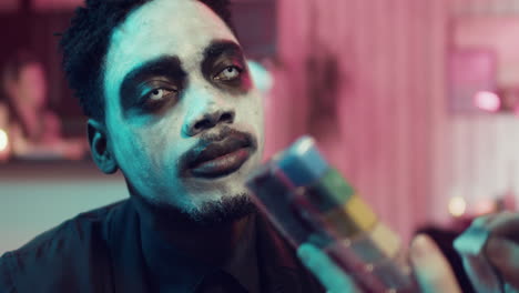 hombre afroamericano en una fiesta de halloween