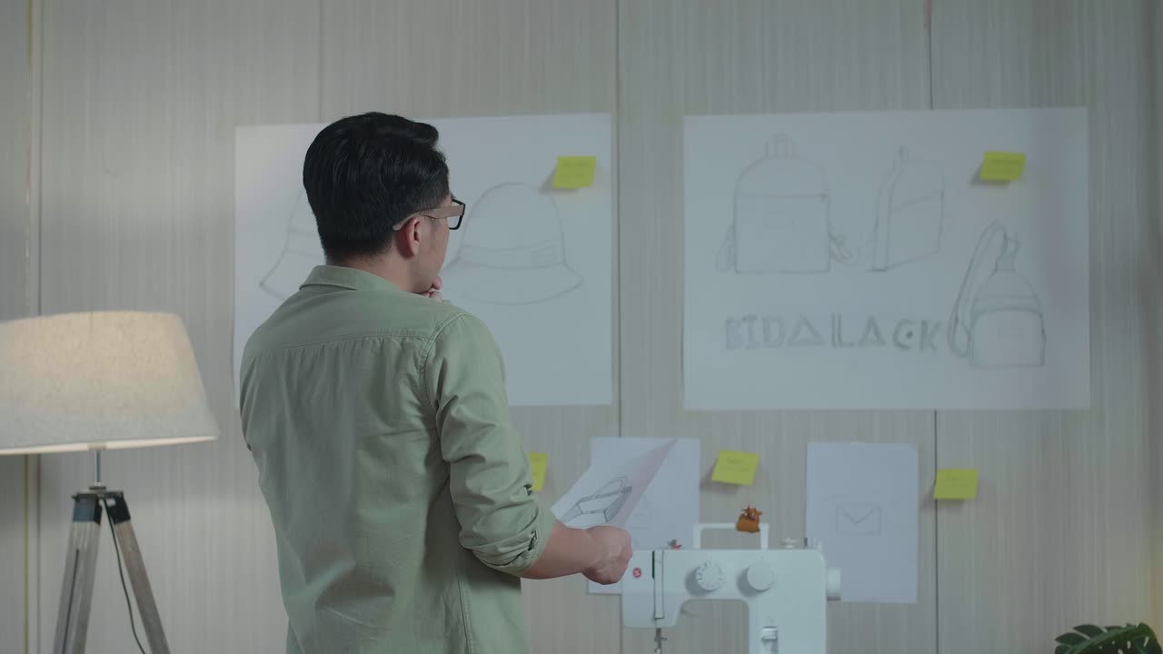 디자인 스케치를 검토하는 디자이너