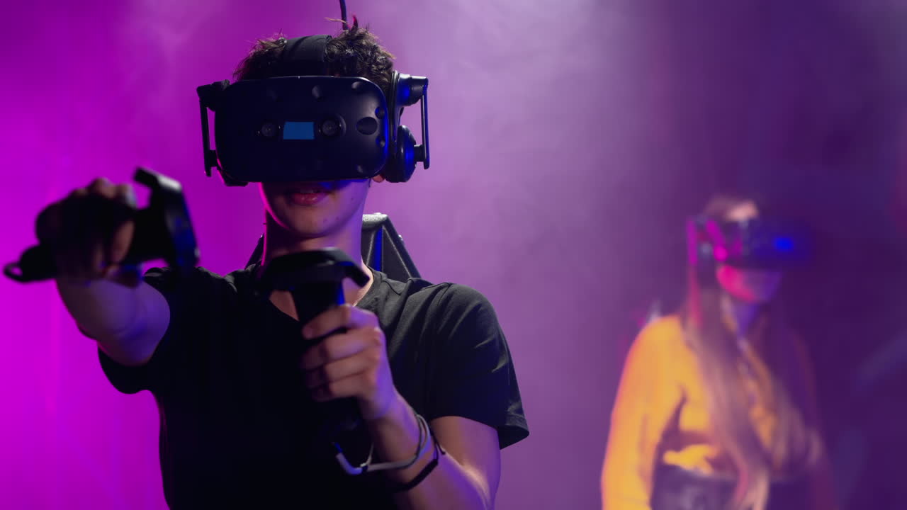 Adolescenti che giocano con un visore per la realtà virtuale in uno studio