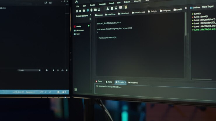 Programmeur typt op computer om softwarekwetsbaarheden te verhelpen, close-up