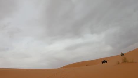 在霧<unk>的日子里在沙漠里騎四輪車