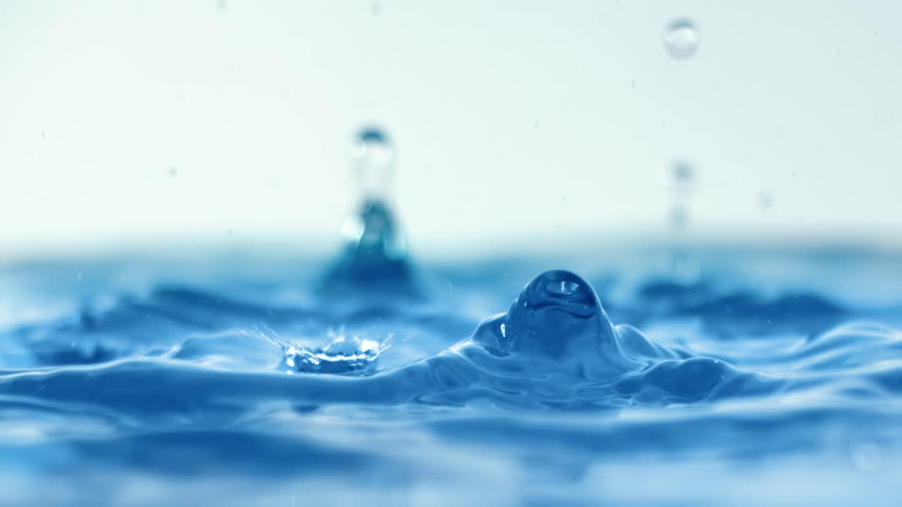 ⁇ 방울이 아주 느린 속도로 떨어지고 있습니다.