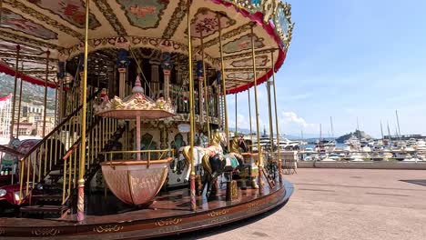 un carrusel girando cerca del puerto de monte carlo