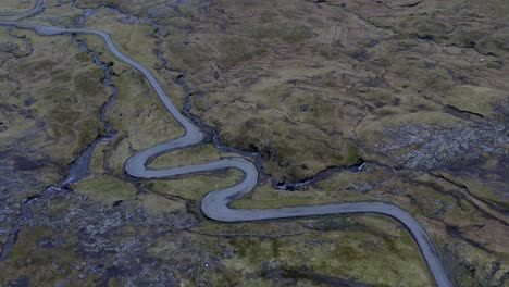 Vista-Aérea-De-La-Carretera-De-La-Serpiente-En-El-Valle-Nordaradalur-En-Streymoy,-Islas-Feroe