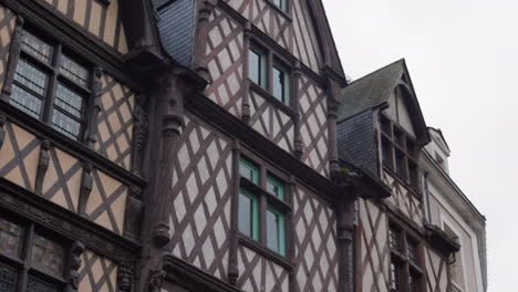 Hermosa-Fachada-De-Casa-Medieval-Con-Entramado-De-Madera-En-Angrys,-Francia