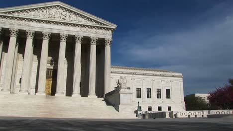 un panright a lo largo del edificio y los terrenos de la corte suprema de estados unidos