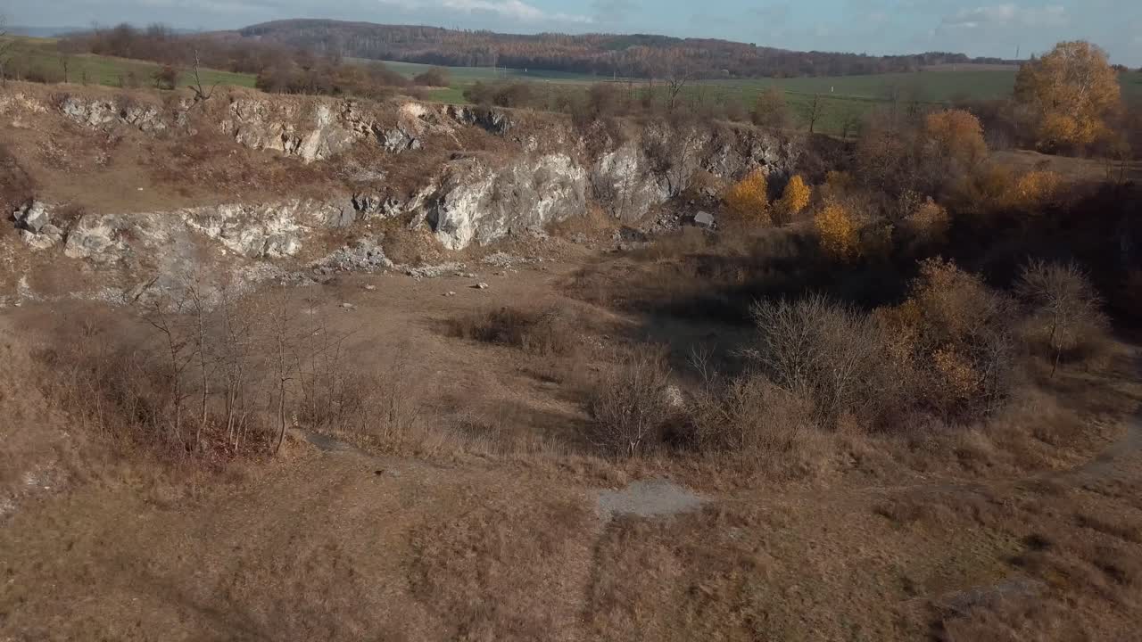 вид с воздуха на горный хребет, покрытый осенними золотыми деревьями