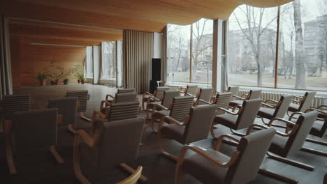 interior del auditorio de la biblioteca moderna
