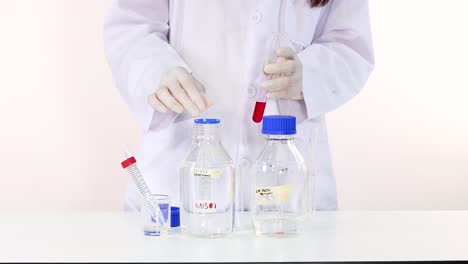 demostrando el cambio de color en una reacción química