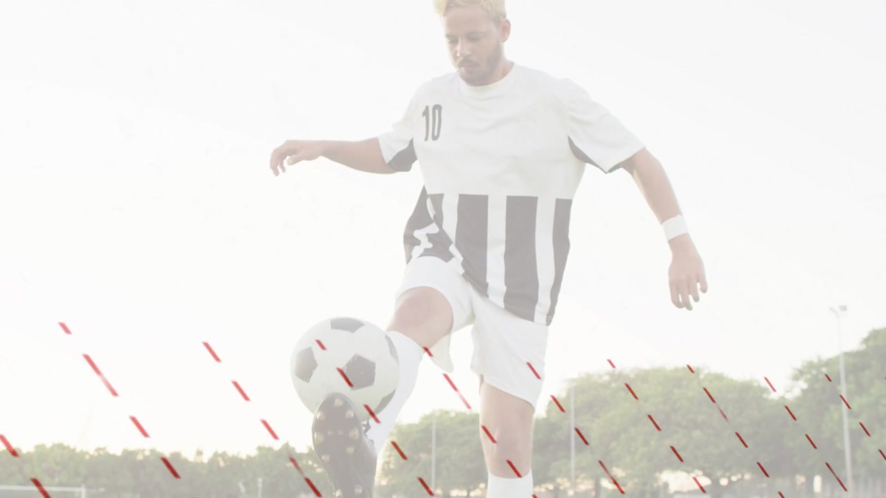Calciatore che tocca e palleggia il pallone, praticando il controllo, con la telecamera che rivela la maglia numero 10.