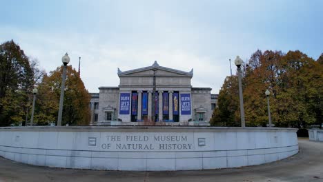 museo de campo de historia natural en chicago hierba verde y cielo nublado drone