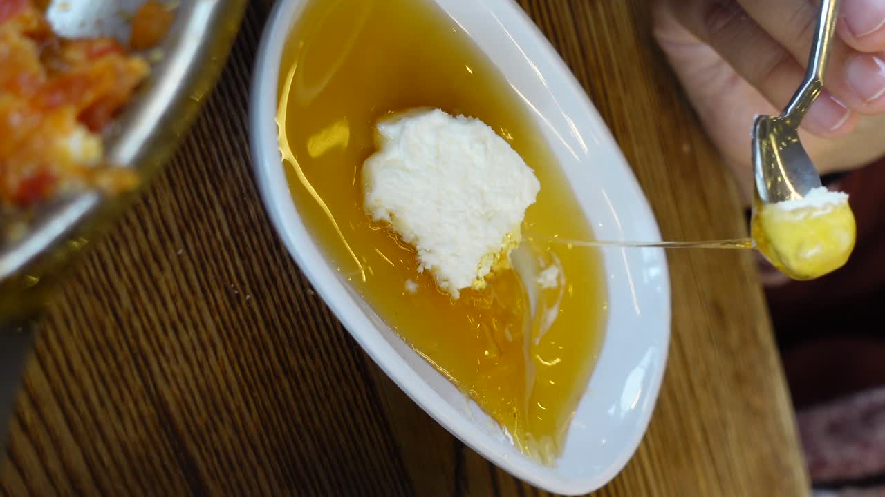 desayuno turco con miel y queso