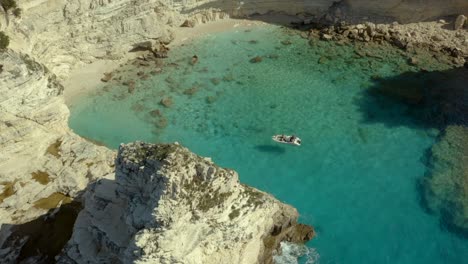 touristes grecs en bateau aventure dans le lagon méditerranéen, aérien