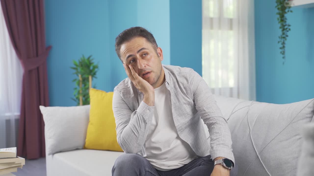 지루함 때문에 안타까워하고 숨을 쉬는 사람.