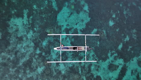 Pequeño-Barco-De-Pescadores-Frente-A-La-Costa-De-Gili-Trawangan,-Indonesia