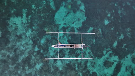 pequeño barco de pescadores frente a la costa de gili trawangan, indonesia
