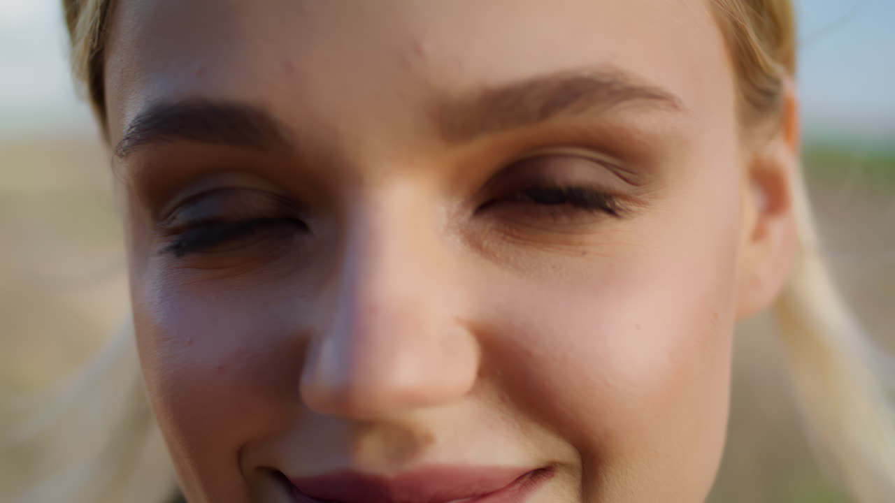 cara de viajero sonriendo a la cámara afuera. dama positiva relajándose en vacaciones de viaje