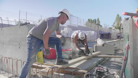 Trabajadores-De-La-Construcción-Trabajando-En-Un-Sitio-De-Construcción-Día-Soleado-Montpellier