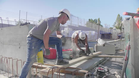 trabajadores de la construcción trabajando en un sitio de construcción día soleado montpellier