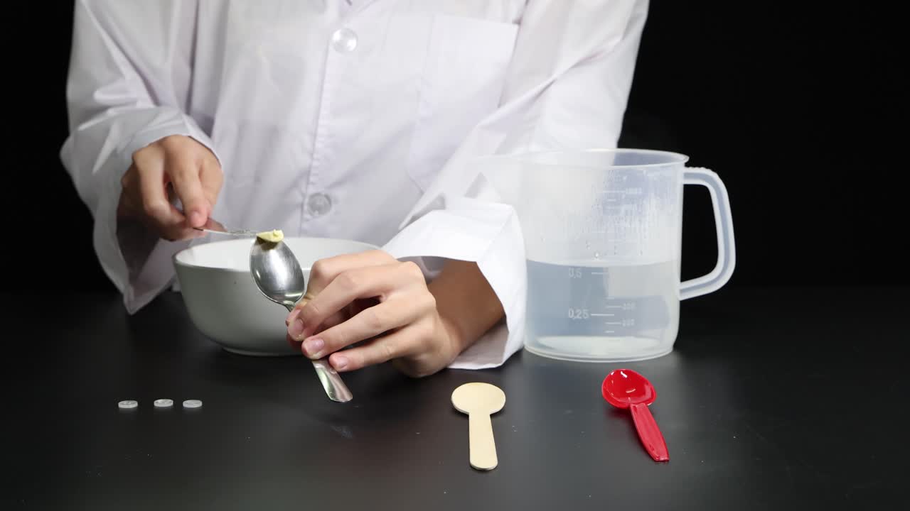 Comparing heat conduction in metal, wood, and plastic spoons