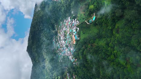 Pueblo-Doi-Pui,-Impresionante-Vista-De-Un-Pequeño-Pueblo-En-Las-Montañas-Rodeado-De-Nubes,-Hmong-Lahu-Karen-Hilltribe-Pueblo-Laos-Chiang-Mai-Tailandia,-Vertical-4k-9:16-Video-Retrato