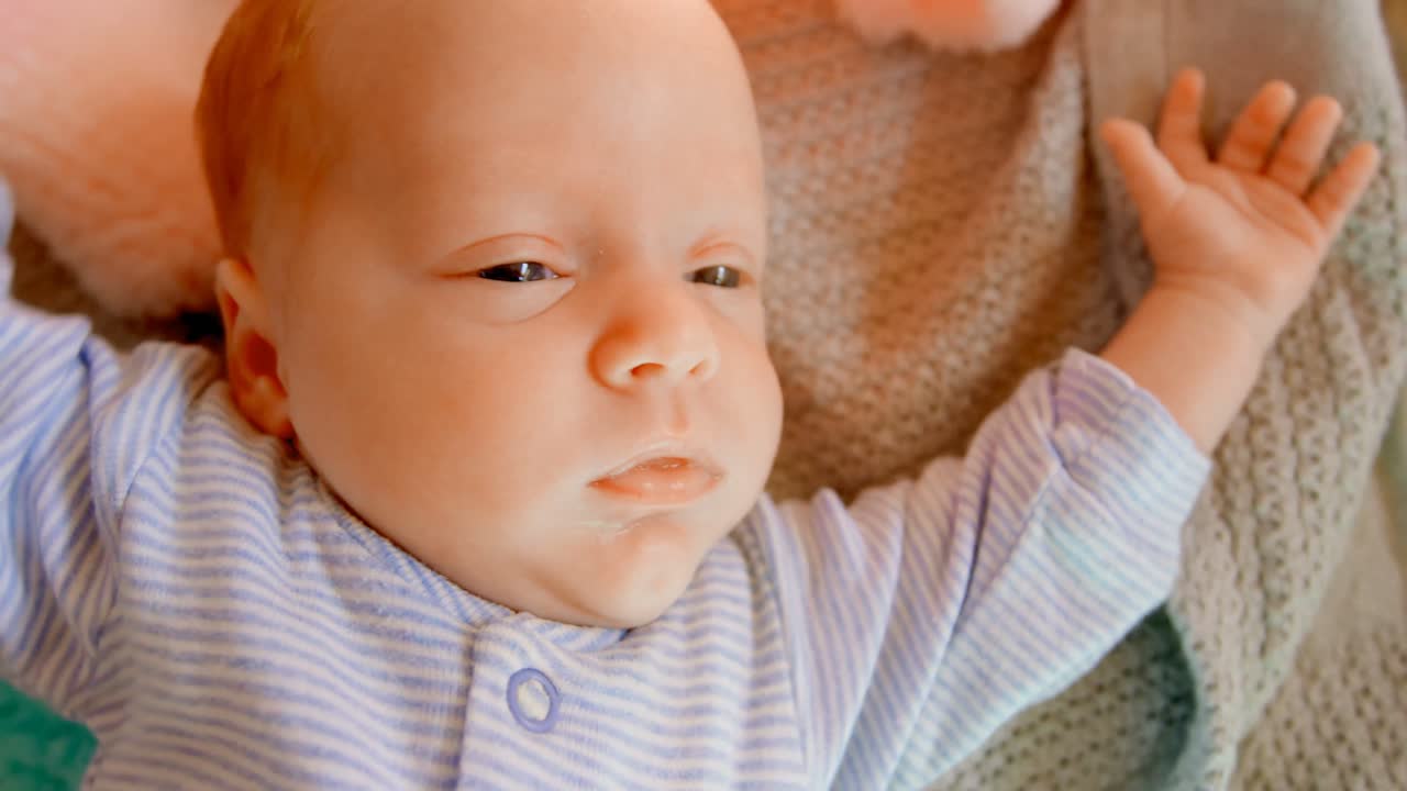 집에서 휴식을 취하는 아기 소년 4k