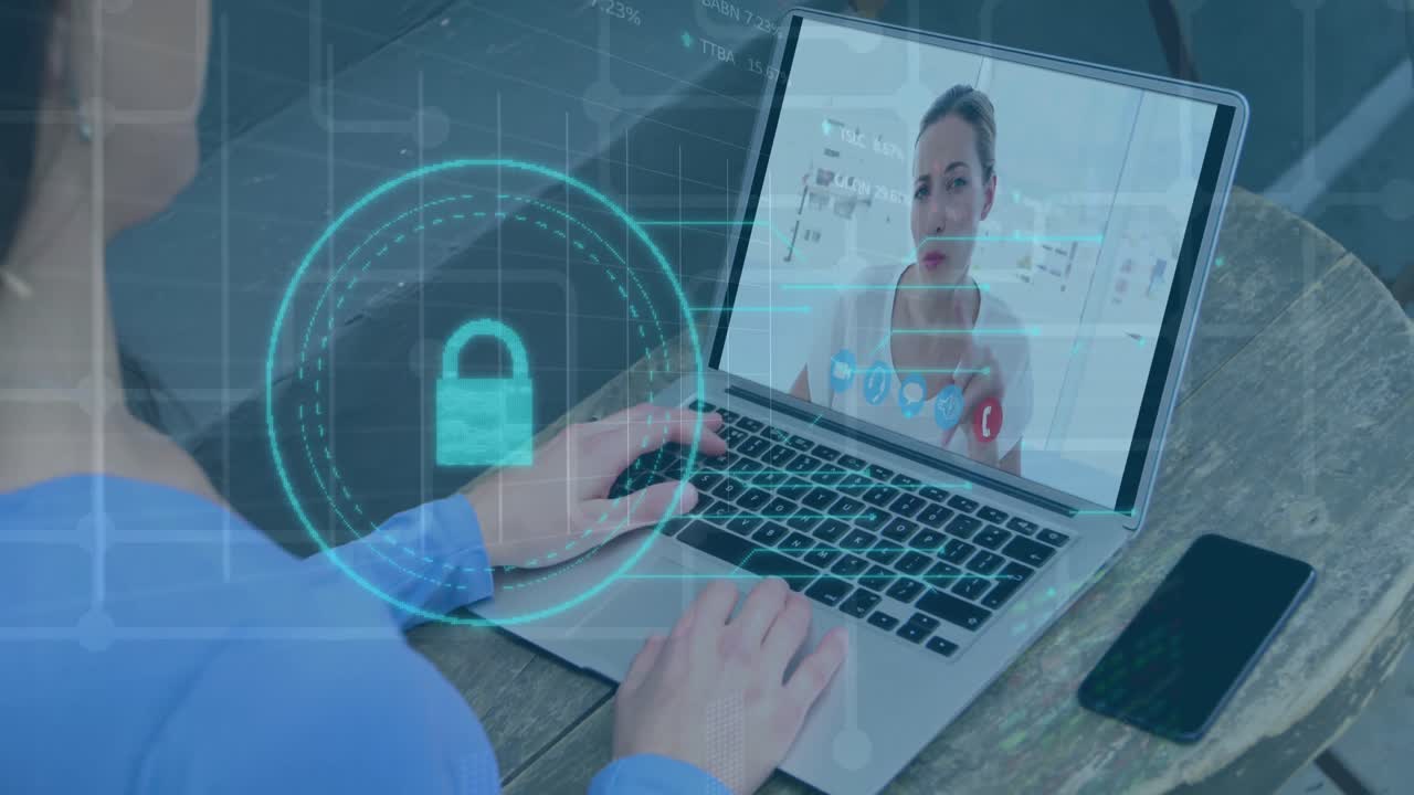 animación de un candado de seguridad en línea sobre una mujer de negocios caucásica en una videollamada por computadora portátil