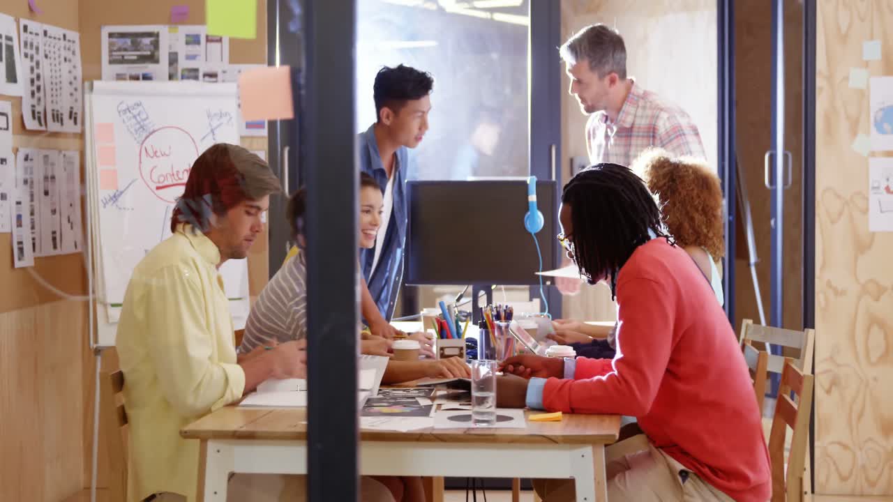 ejecutivos de negocios interactuando entre sí durante la reunión