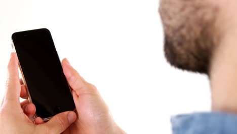 hombre usando teléfono móvil