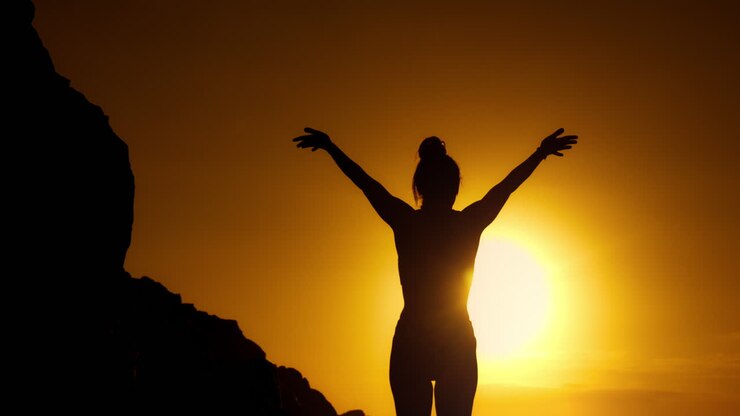 Donna al tramonto sulla spiaggia
