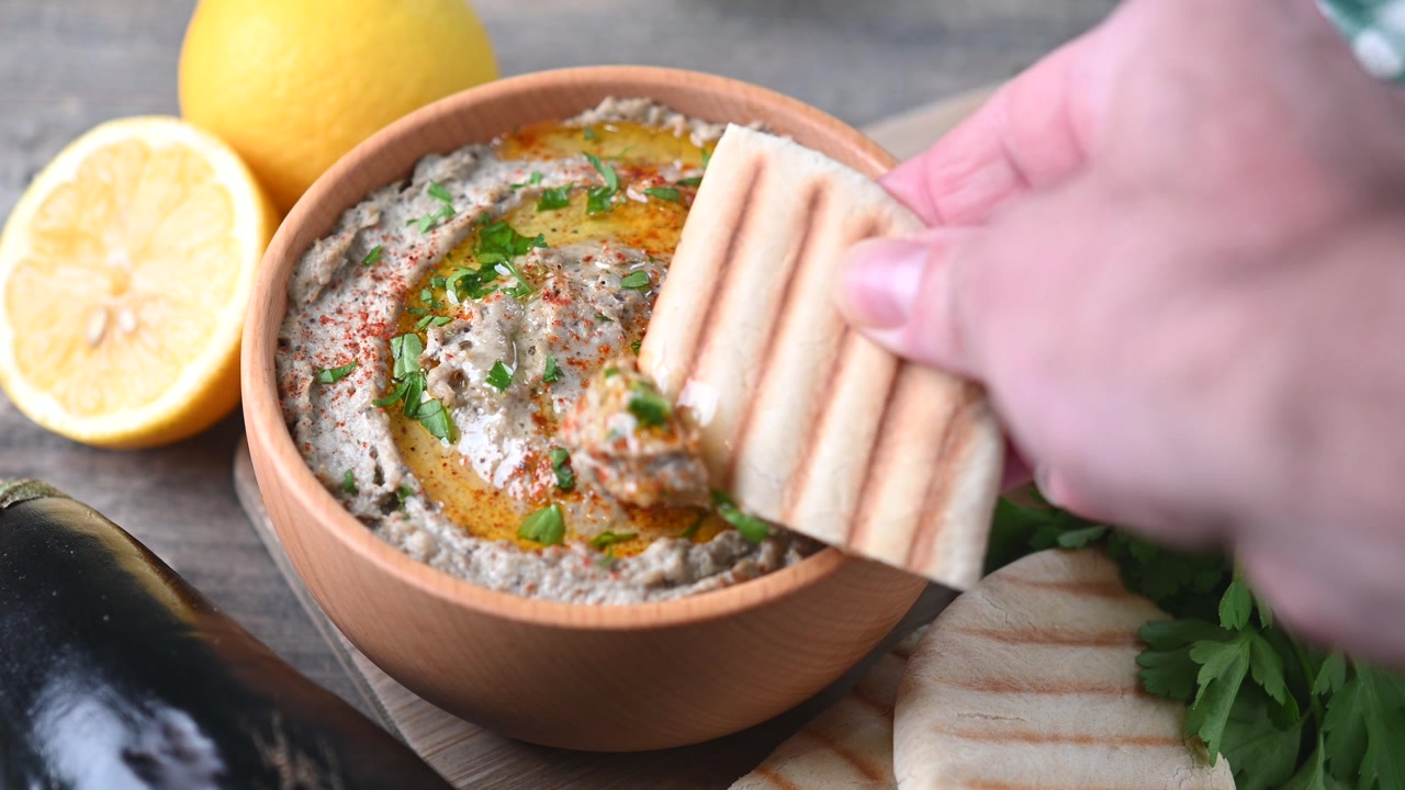 Ahşap Masada Kasede Geleneksel Baba Ganuş