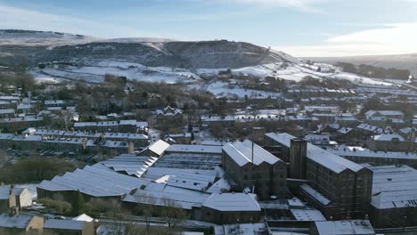 Paisaje-Urbano-De-Paisaje-Urbano-De-Vista-Aérea-Cinematográfica-De-Invierno-Con-Techos-Cubiertos-De-Nieve-Panorama-4k-Marsden-Village-West-Yorkshire,-Endland