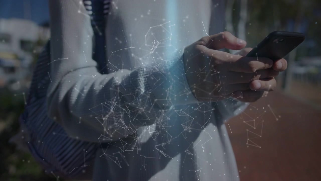 Video verticale: Uomo in maglietta chiara e borsa a righe su un sentiero, che tocca e guarda il telefono, con un raggio di sovrapposizione tecnologica.