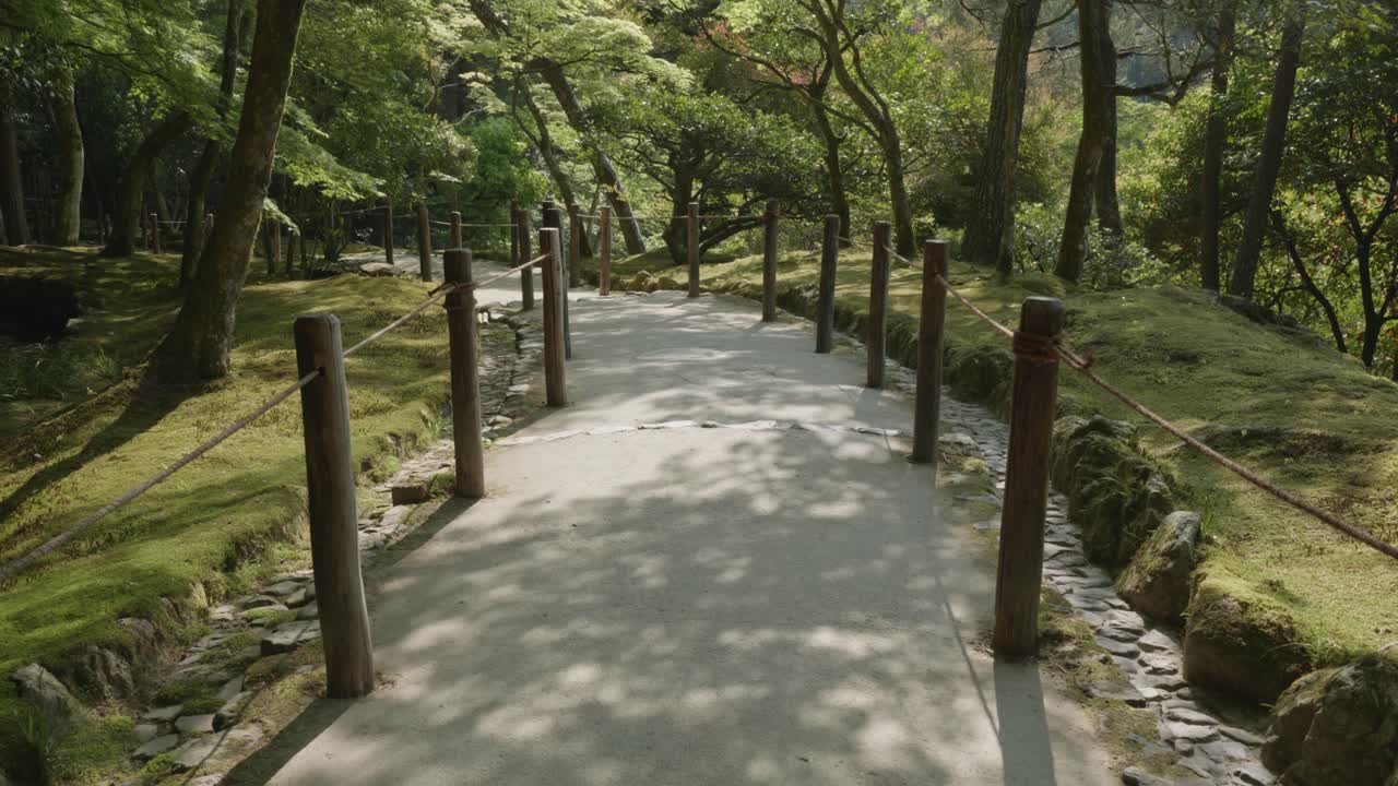 晴れた日の京都、銀閣寺の伝統的な日本庭園にある石畳の道。