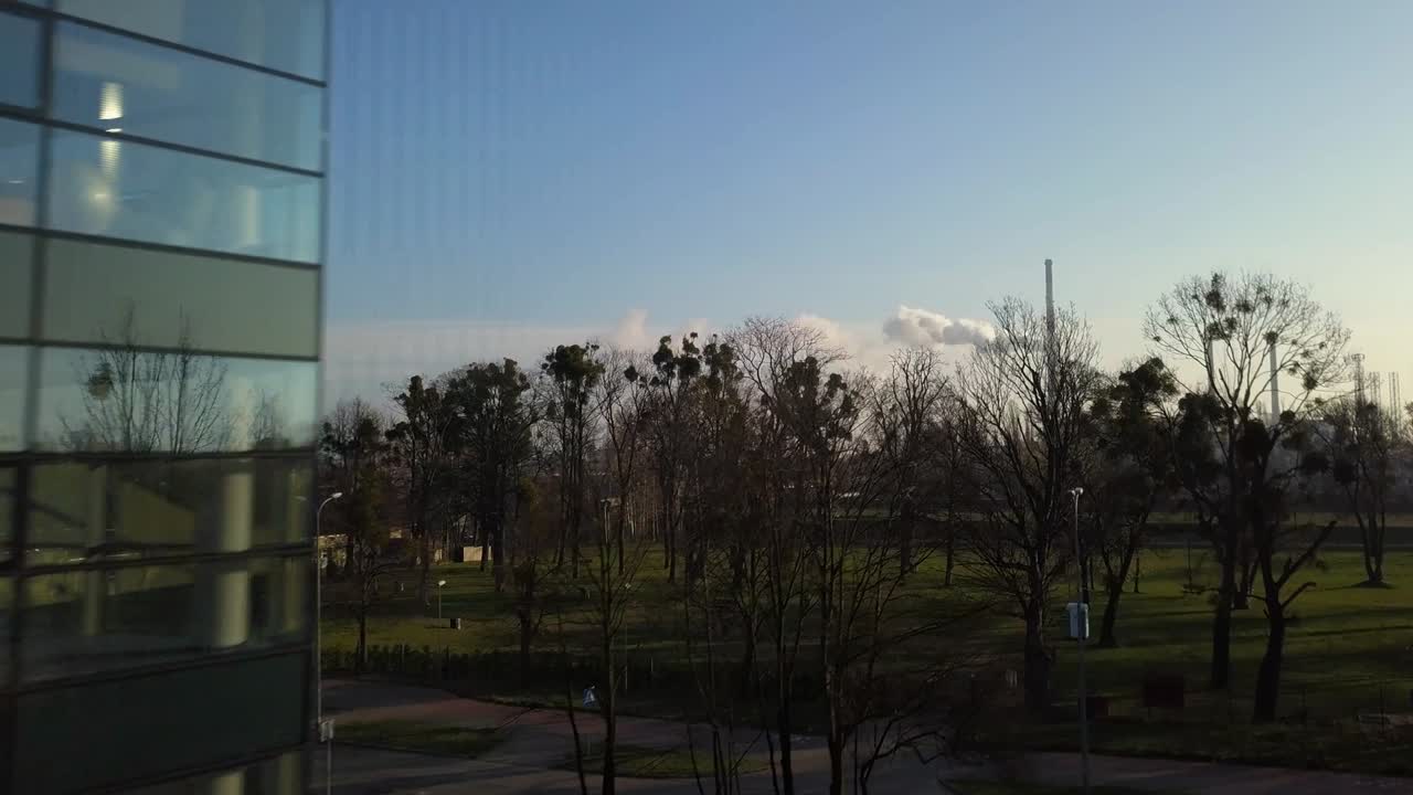 태양 을 반사 하는 현대적 인 사무실 건물 의 안테나