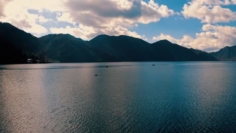 Hermoso-Paisaje-Con-Lago-Y-Montañas