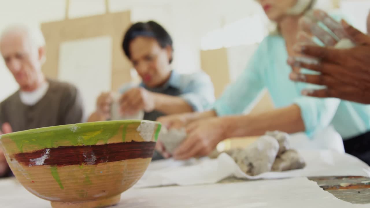 테이블 4k 에서 점토 를  ⁇ 는 예술가