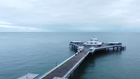 llandudno pier histórico paseo marítimo de madera victoriano seaside landmark vista aérea empujar hacia el pabellón