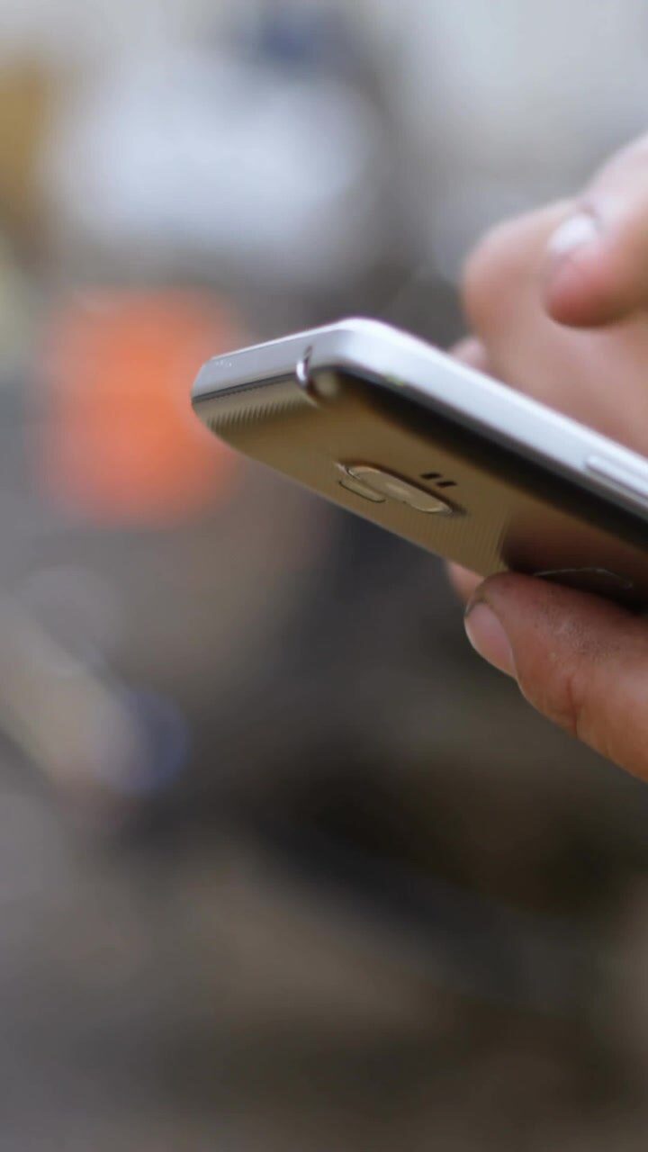 Lavoratore che digita su uno smartphone 4k