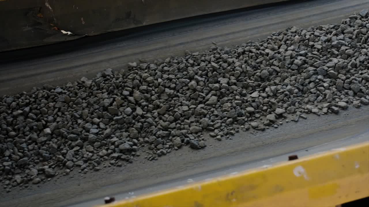 Feeder supplies aggregate from the cold bin to the dryer via a conveyor belt