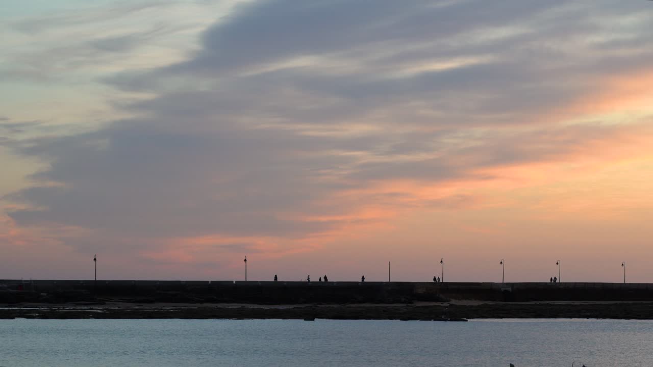 구름과 사람과 아름다운 일몰 하늘 다리 실루엣